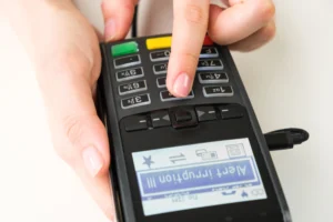 Alert irruption on the pos terminal in womans hand